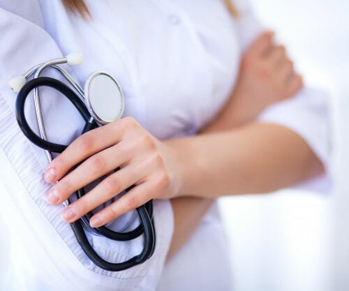 medico-mulher-com-estetoscopio-no-hospital-conceito-dos-cuidados-de-saude-e-medicina-globais_118454-5237 medico-mulher-com-estetoscopio-no-hospital-conceito-dos-cuidados-de-saude-e-medicina-globais_118454-5237